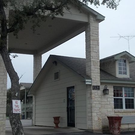 Cedar Creek Inn Bertram Bagian luar foto