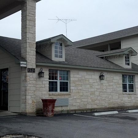 Cedar Creek Inn Bertram Bagian luar foto