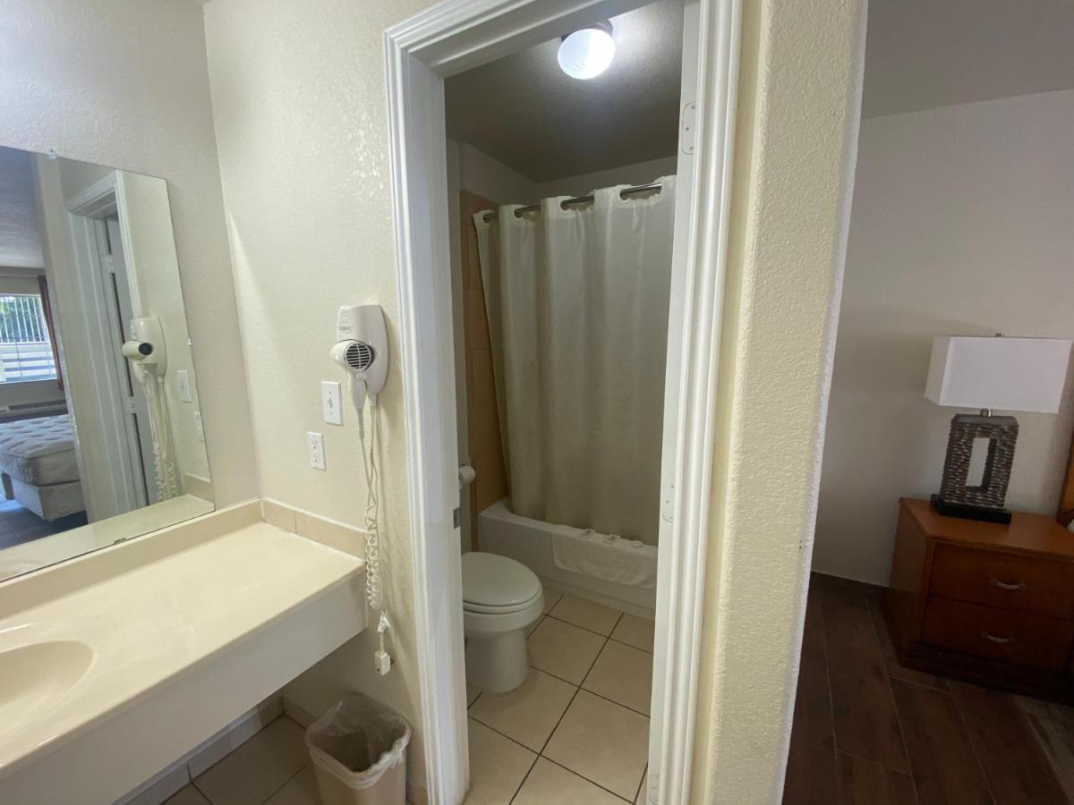 Cedar Creek Inn Bertram Bagian luar foto
