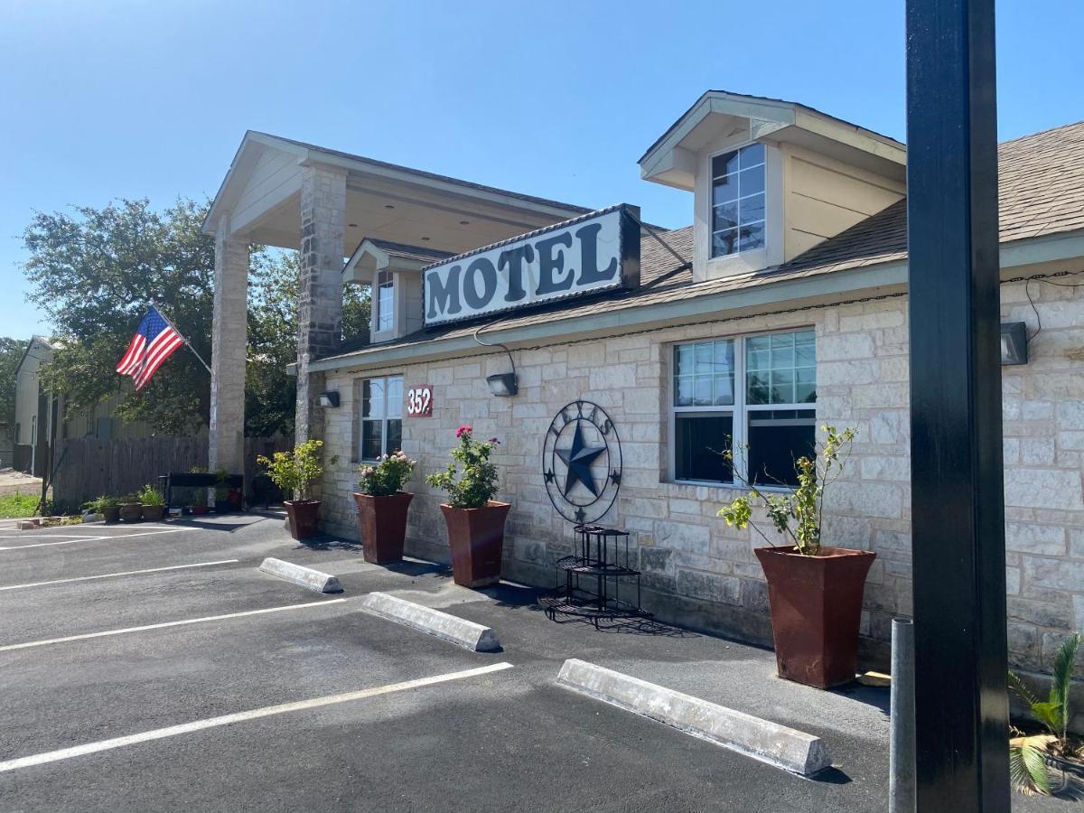 Cedar Creek Inn Bertram Bagian luar foto