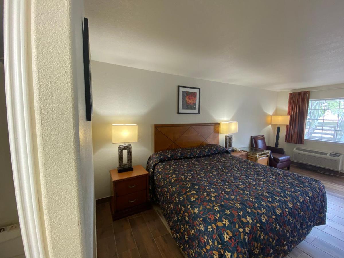 Cedar Creek Inn Bertram Bagian luar foto