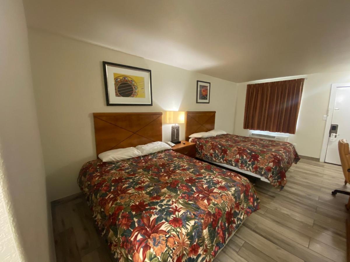 Cedar Creek Inn Bertram Bagian luar foto