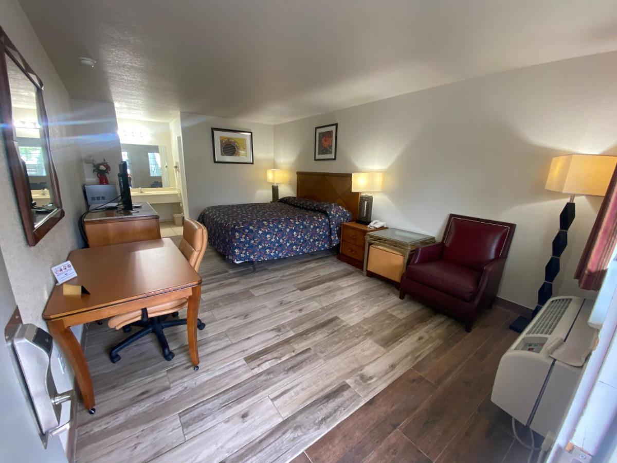 Cedar Creek Inn Bertram Bagian luar foto