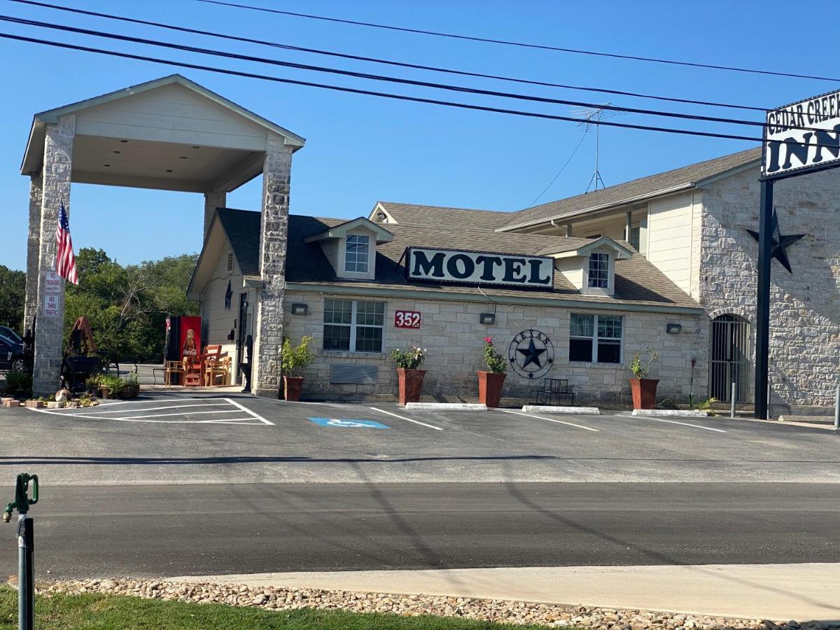 Cedar Creek Inn Bertram Bagian luar foto