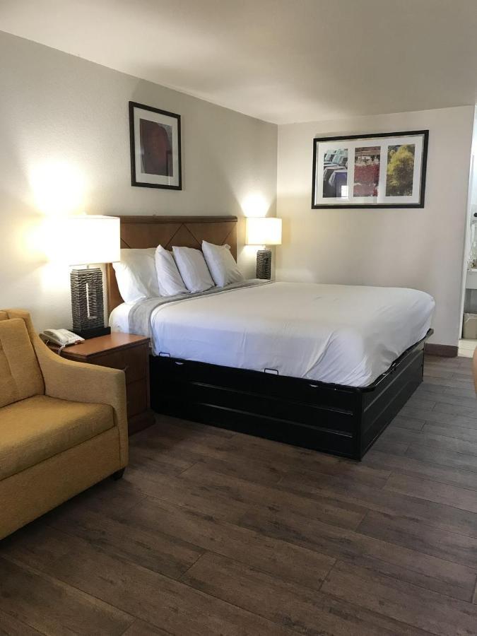 Cedar Creek Inn Bertram Bagian luar foto