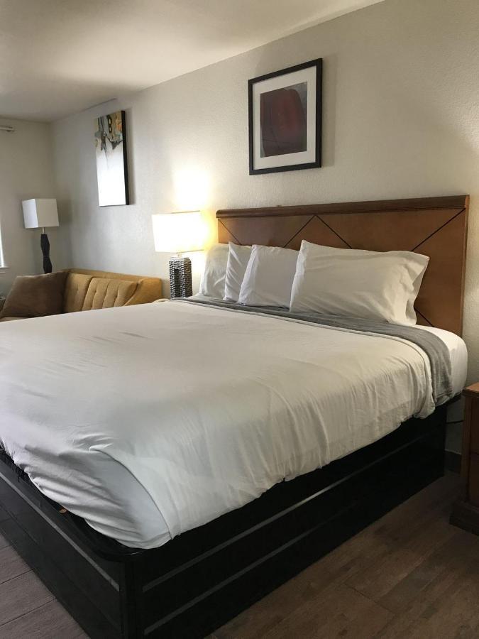 Cedar Creek Inn Bertram Bagian luar foto