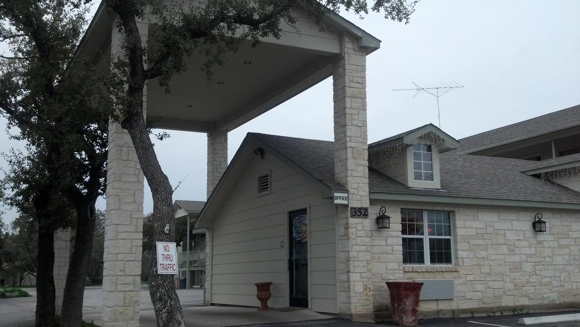 Cedar Creek Inn Bertram Bagian luar foto