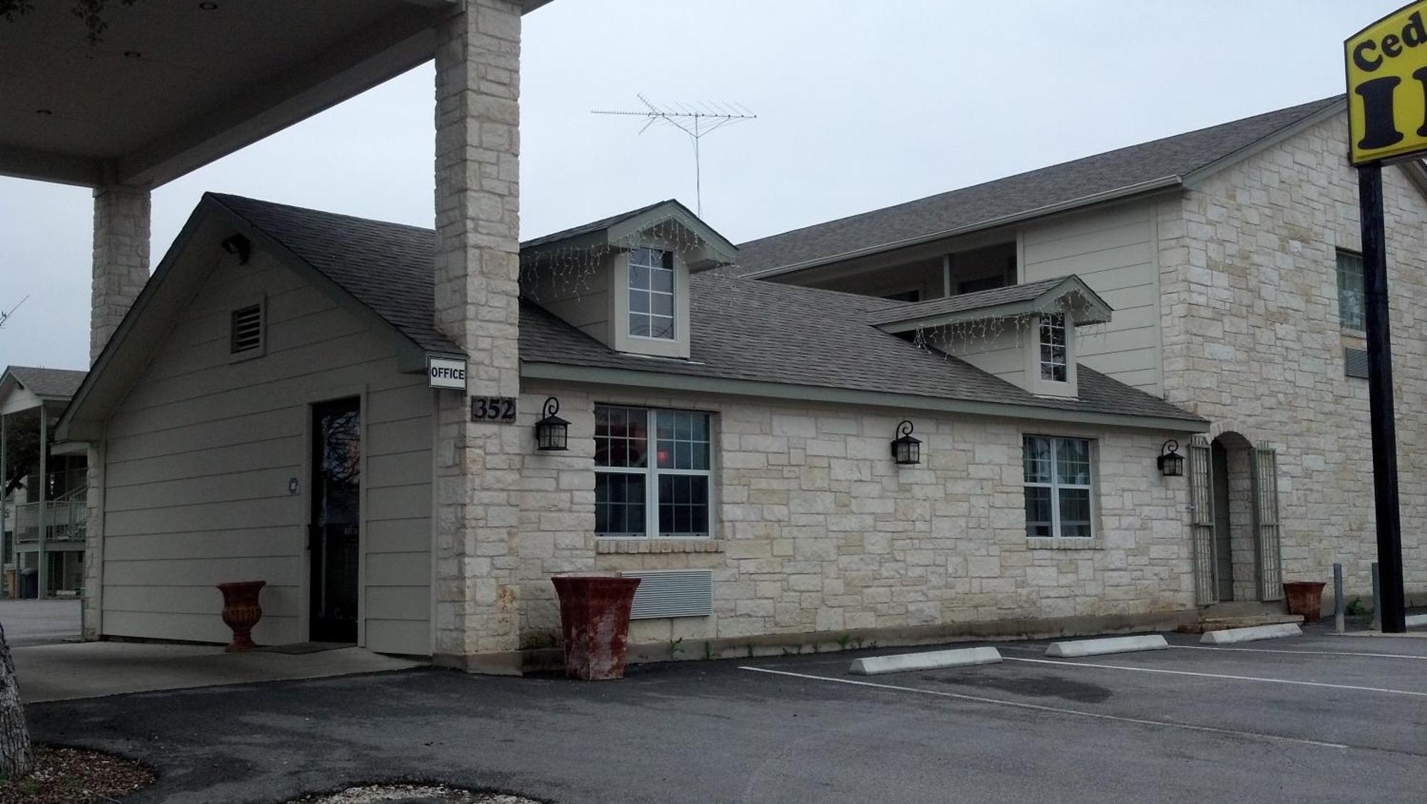 Cedar Creek Inn Bertram Bagian luar foto