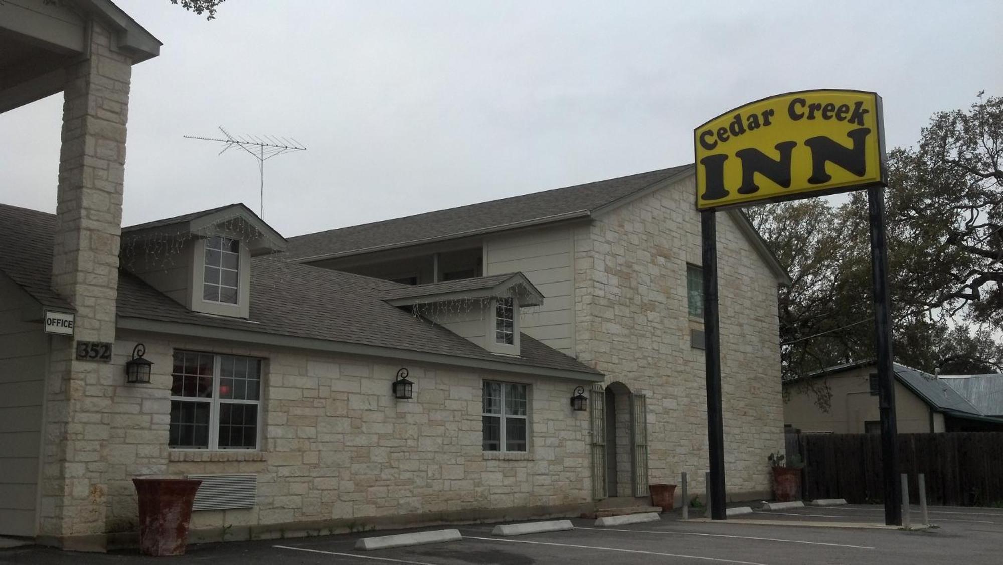 Cedar Creek Inn Bertram Bagian luar foto