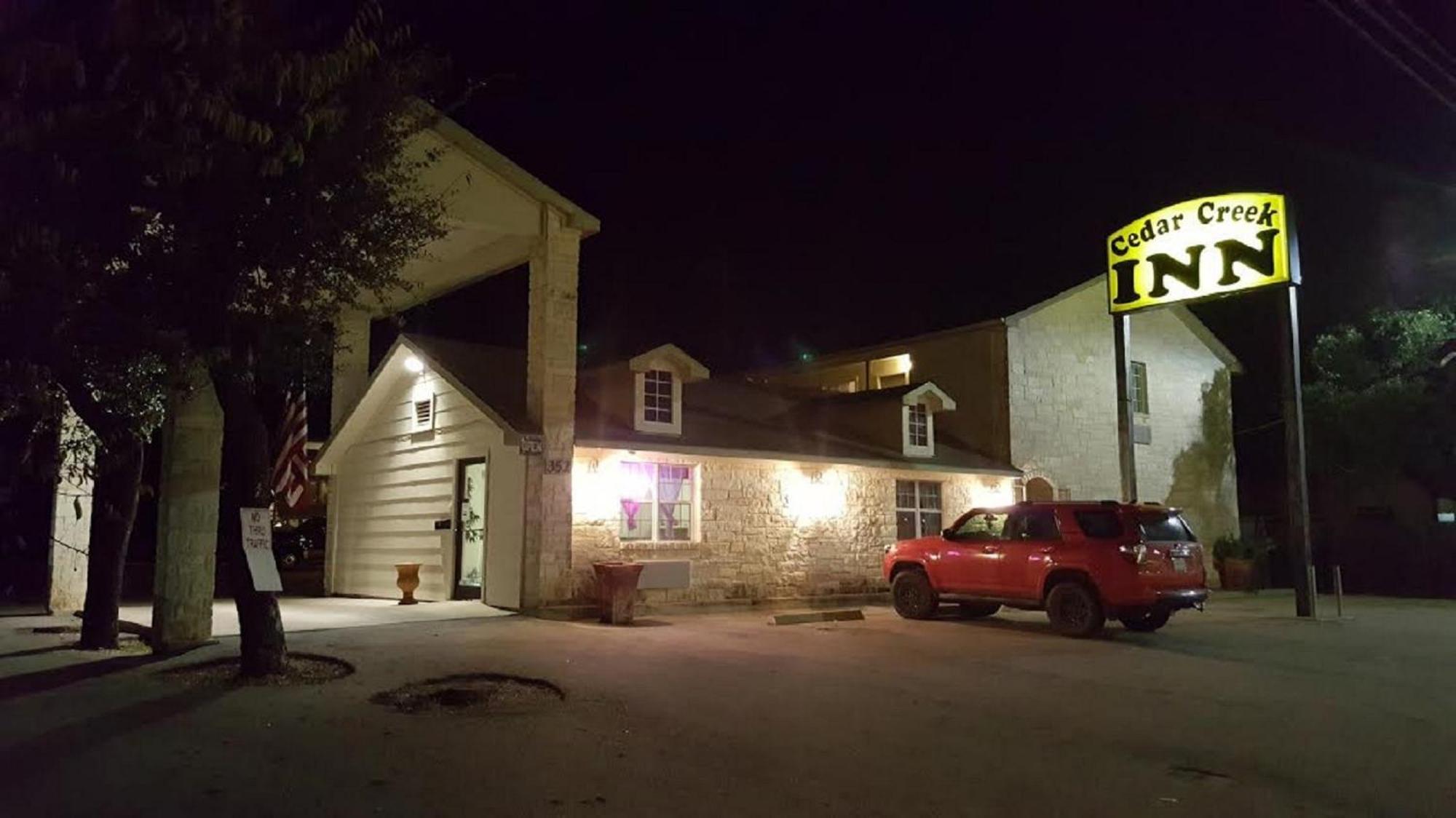 Cedar Creek Inn Bertram Bagian luar foto