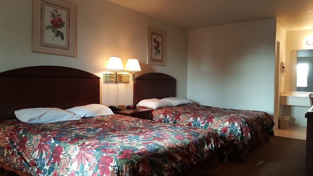 Cedar Creek Inn Bertram Bagian luar foto