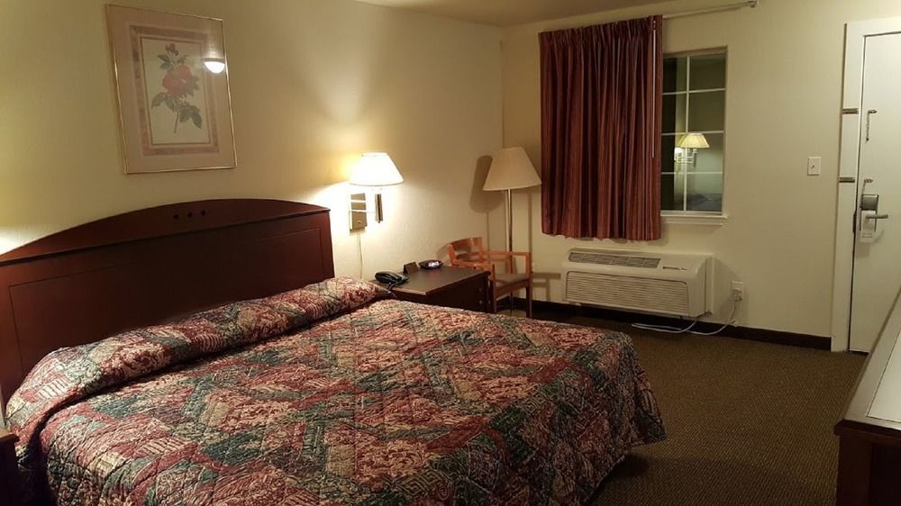 Cedar Creek Inn Bertram Bagian luar foto