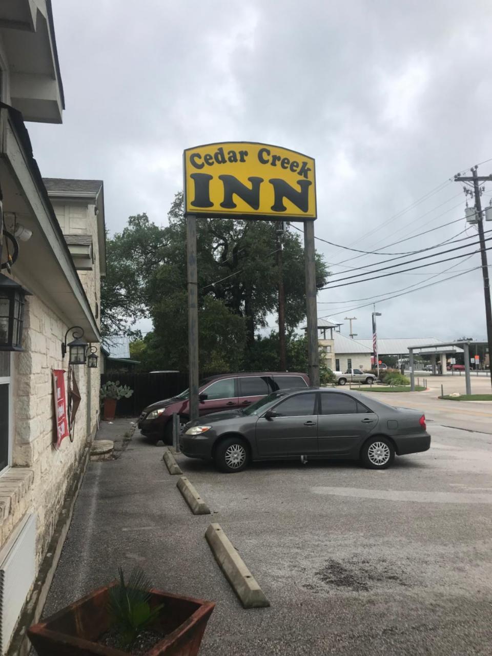 Cedar Creek Inn Bertram Bagian luar foto