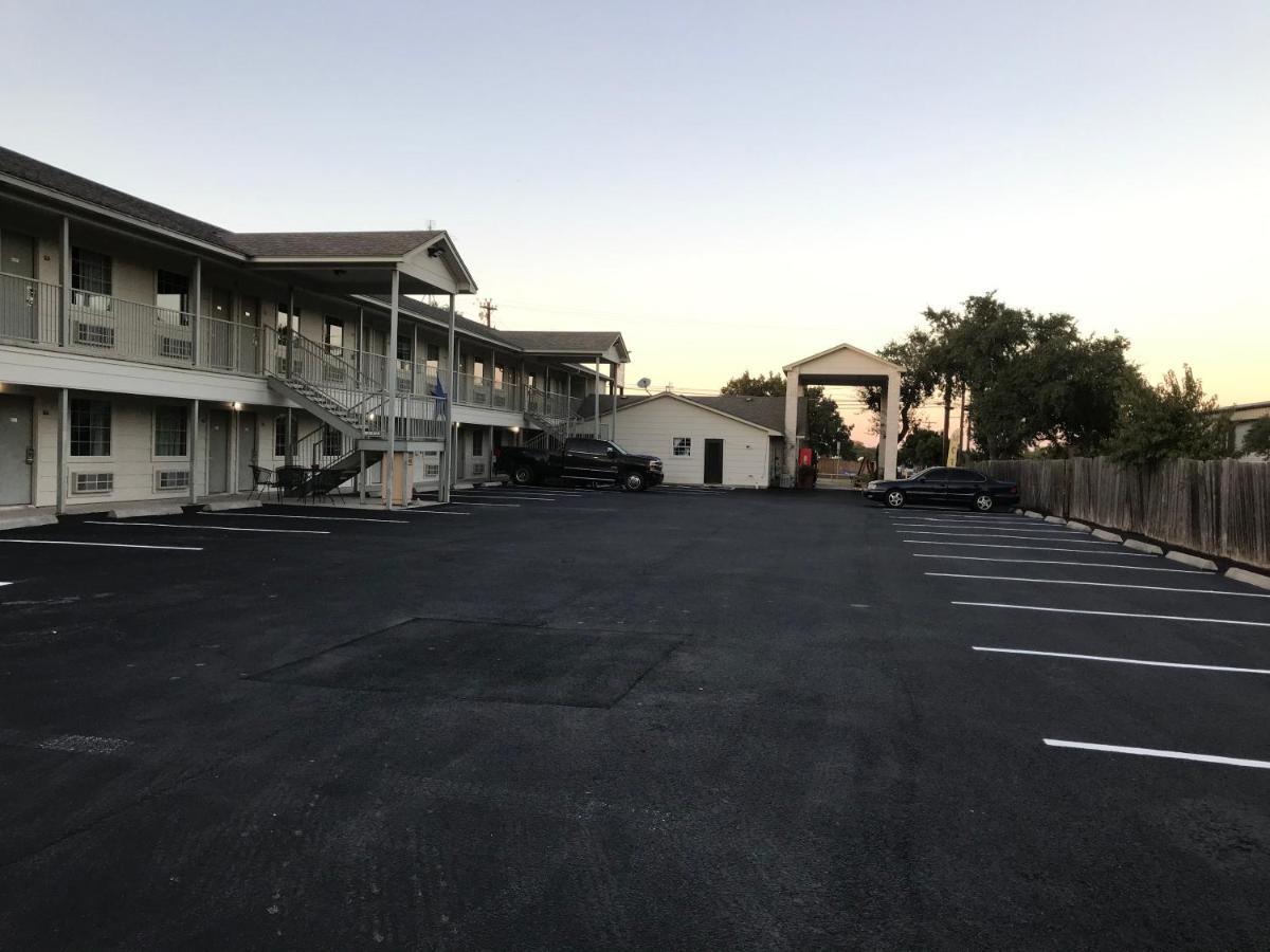Cedar Creek Inn Bertram Bagian luar foto